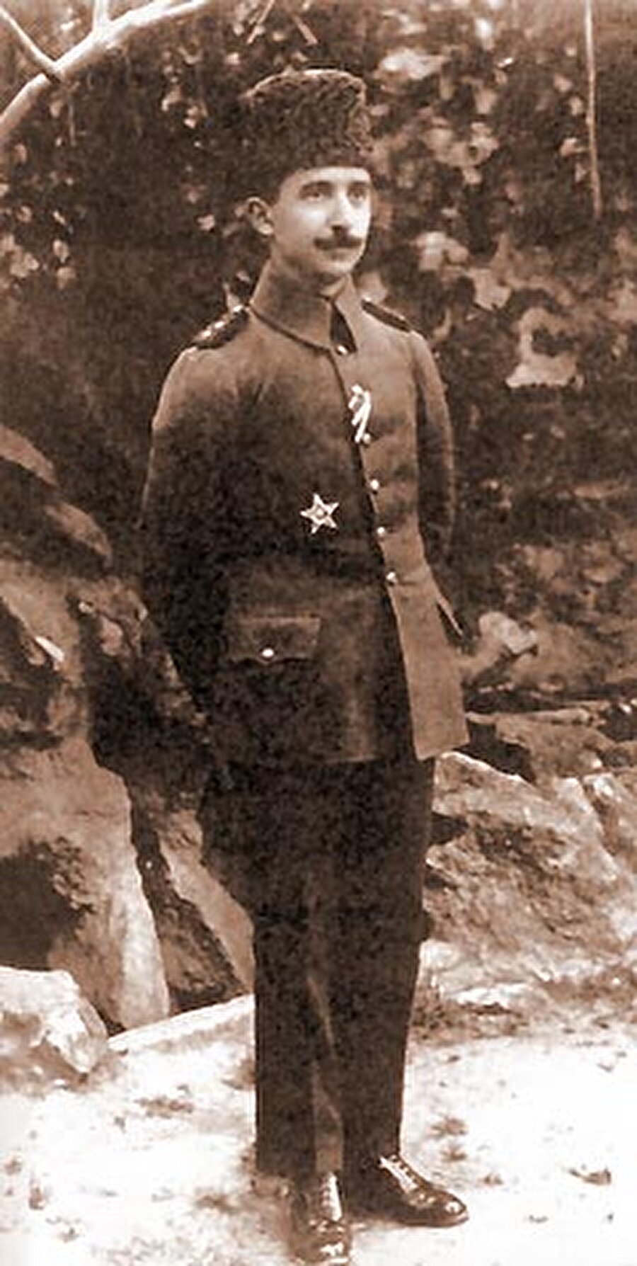 
                                    
                                    
                                    İsmet
İnönü, Türkiye Cumhuriyetinin ilk başbakanı ve ikinci cumhurbaşkanıdır.
                                
                                
                                