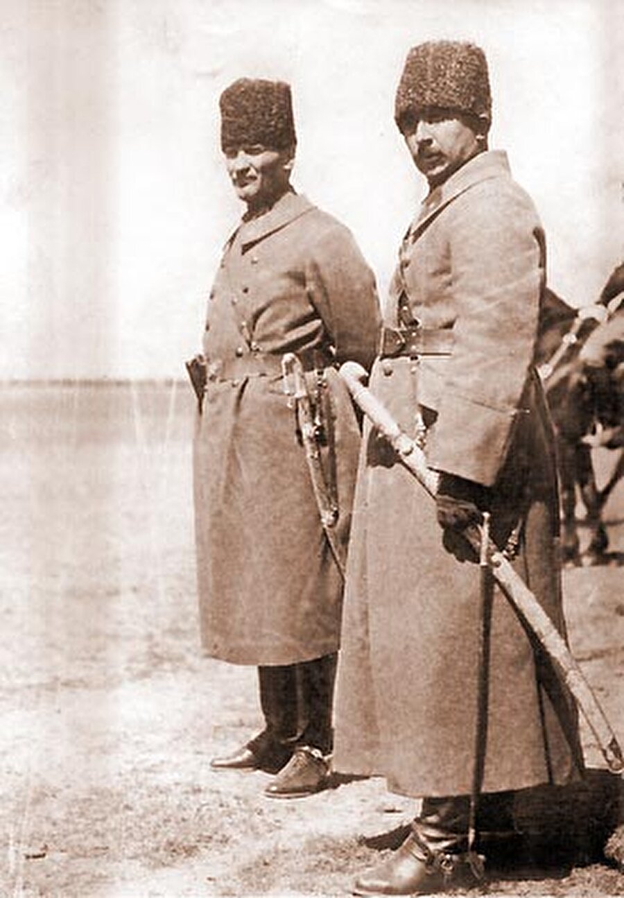 
                                    
                                    
                                    19 Mart
1920'de Mustafa Kemal'in çağrısı üzerine, Ankara'ya geçip, Milli Mücadelede
önemli görevler üstlendi. Batı Cephesi komutanlığına atanarak, Birinci ve İkinci
İnönü Savaşlarını kazandı. Generalliğe yükseldi ve İsmet Paşa olarak anılmaya
başlandı.
                                
                                
                                