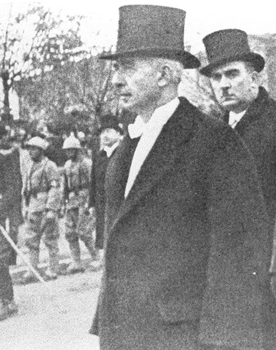 
                                    
                                    
                                    15 yıl
başbakanlıkta bulunduktan sonra, Atatürk ile olan görüş ayrılıkları nedeniyle
hükümetten ayrıldı.
                                
                                
                                