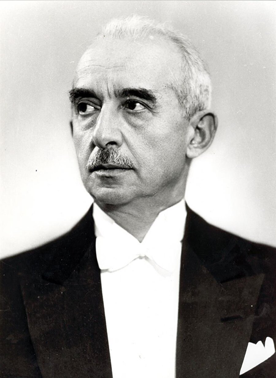 
                                    
                                    
                                    Atatürk'ün
ölümünden sonra Türkiye Büyük Millet Meclisinin oybirliği ile Cumhurbaşkanı
seçildi.
                                
                                
                                