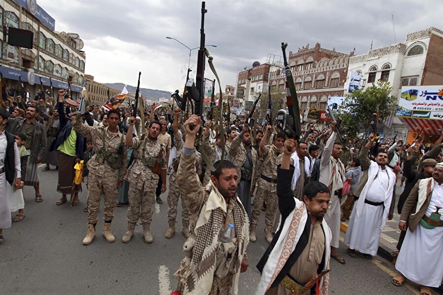 Husiler başkent Sana’yı işgal etti
2013'te
Sana'ya dönen Salih, Cumhurbaşkanı Hadi'yi eleştirerek yeniden siyasete müdahil
olmaya çalıştı. Yeni hükümeti, Şii Husiler’e alan açmakla suçladı. 


Yemen'in
kuzeyindeki Husiler, Eylül 2014'te başlayan ayaklanma sonrası Ocak ayında başkent
Sana'yı ele geçirdi. Yeni bir hükümet kuracaklarını açıklayan silahlı milisler,
görevden çekildiğini açıklayan Cumhurbaşkanı Mansur Hadi’yi ev hapsine aldı.
Hadi ise 21 Şubat'ta ülkenin güneyindeki Aden kentine kaçarak daha önce verdiği
istifasını geri çekti ve "Görevimin başındayım" dedi. 

Böylece
o günden itibaren Şii Husiler kontrolündeki Sana ve Suudi Arabistan yanlısı
meşru Hadi yönetiminin bulunduğu Aden, ülkenin iki ayrı başkenti olarak kaldı.