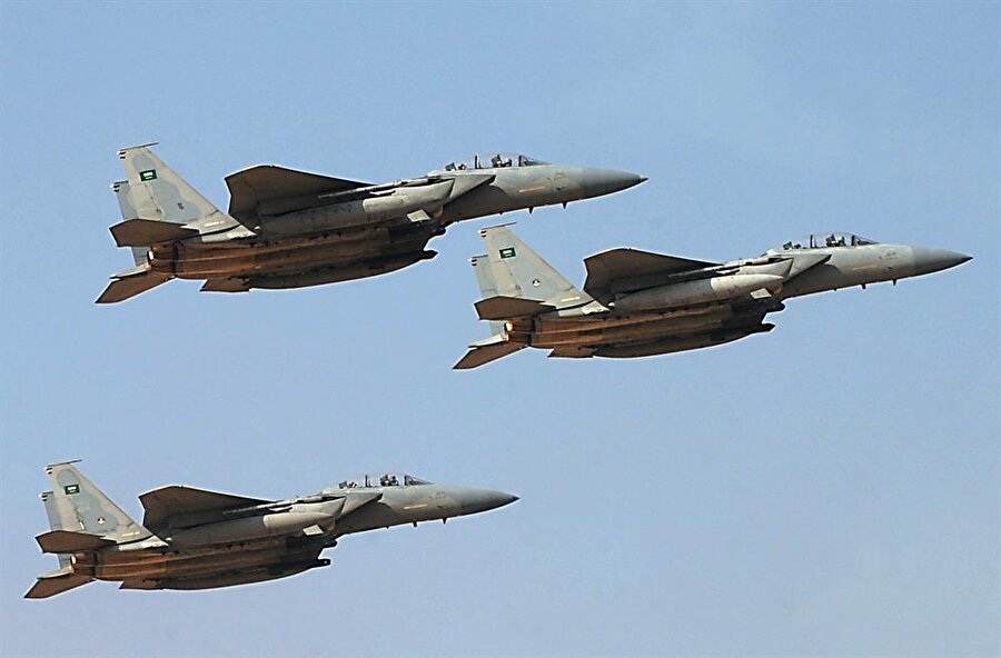 Suudi Arabistan öncülüğünde kurulan koalisyon hava operasyonlarına başladı
26
Mart 2015’te Yemen’deki Husilere karşı koalisyon kuruldu. Suudi Arabistan  önderliğindeki hava operasyonuna, Birleşik
Arap Emirlikleri (BAE), Katar, Bahreyn, Ürdün, Sudan, Kuveyt, Mısır ve Fas hava
kuvvetlerinin destek verdiği bildirildi. 

Üç
yıla yaklaşan hava operasyonu sonrası koalisyon, Husilere darbe vuramadı,
sadece ilerlemesini durdurabildi. Yüzlerce sivilin katledildiği hava
operasyonuyla yarımadanın en fakir ülkesi olan Yemen, daha fazla acıyla karşı
karşıya kaldı. 2015’yen bu yana Husilerin kontrolündeki bölgeye ambargo
uygulanıyor. 3 bine yakın insan koleradan öldü, 7 milyon insan da açlıkla yüz
yüze bırakıldı.