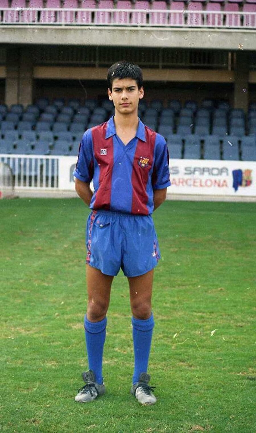 Küçük yaşta futbola merak saran Guardiola, Gimnàstic de Manresa takımında amatör kariyerine başladı. Guardiola henüz 13 yaşındayken Barcelona altyapısına transfer oldu.
