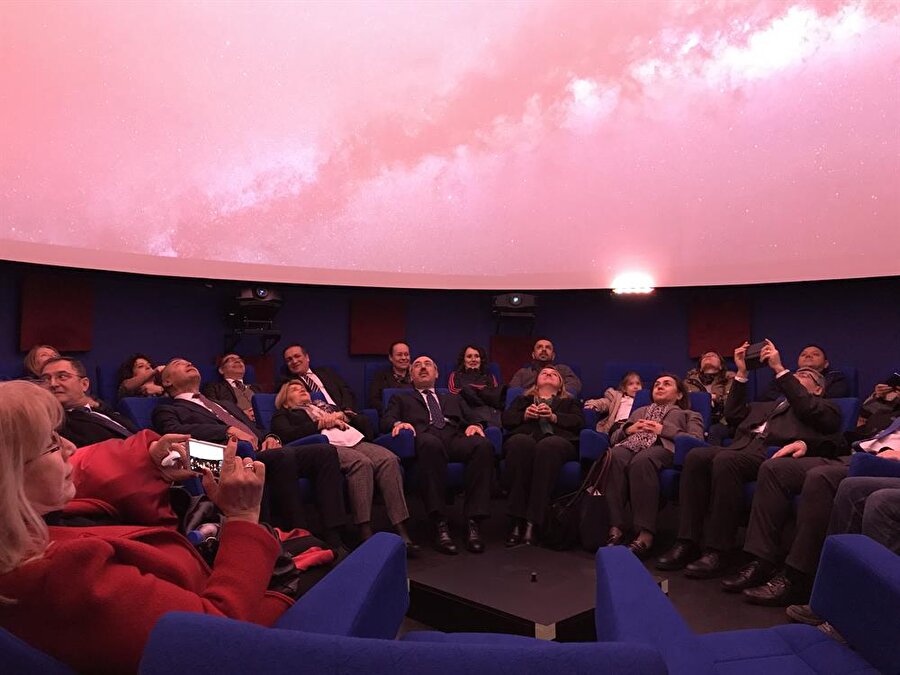Türkiye'nin ilk 4K çözünürlüklü planetaryumu İstanbul'da açıldı

                                    
                                    
                                    Türkiye'nin ilk 4K çözünürlüklü planetaryumu İstanbul
Üniversitesi Beyazıt Kampüsü'nde düzenlenen törenle açıldı. Törende konuşan
İstanbul Üniversitesi Rektörü Prof. Dr. Mahmut Ak, planetaryumun 39 kişi
kapasiteli olduğunu, bu yapının genç kuşaklara bilim sevgisi aşılamasını
amaçladıklarını kaydetti.
                                
                                
                                