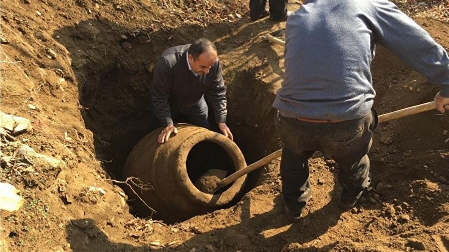 Bahçesini kazarken fark etti, gözlerine inanamadı