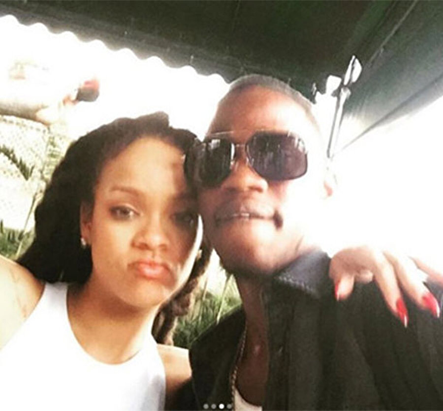 Rihanna ve diğer aile bireylerinin de katıldığı partide Noel kutlaması yapan Alleyne, dönüş yolunda kimliği henüz belirlenemeyen kişi ya da kişiler tarafından sokak ortasında vurularak öldürüldü.

                                    
                                