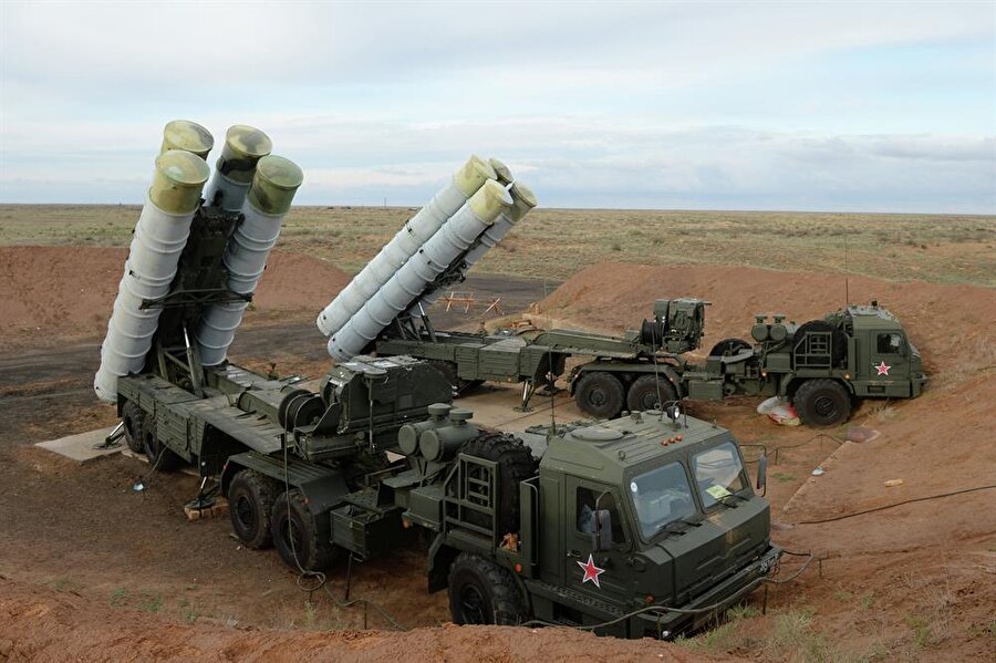 S-400 anlaşması tamamlandı, S-400'lerin maliyeti belli oldu

                                    Milli Savunma Bakanı Canikli, Rusya'dan alınacak S-400 füze savunma sistemine ilişkin anlaşmanın tamamlandığını söyleyerek, "İki sistem, 4 adet batarya. Anlaşmanın hepsi sağlandı." dedi. Öte yandan sabah saatlerinde Rusya savunma sanayi şirketi Rosteh'in başkanı Sergey Çemezov, Türkiye S-400 füze savunma sistemleri anlaşmasının yapıldığını açıklamış, Türkiye'nin 4 adet S-400 bataryasını aldığını doğrulamıştı.
                                