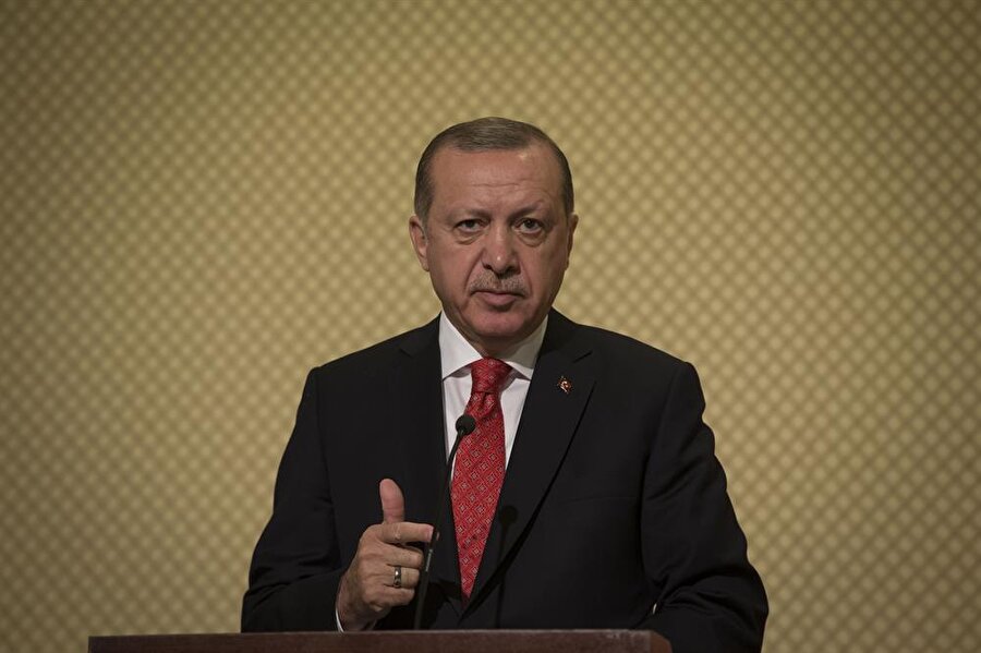 Cumhurbaşkanı Erdoğan Tunus'tan seslendi: Kudüs kırmızı çizgimizdir

                                    
                                    Sudan ve Çad ziyaretinin ardından Tunus'a giden Cumhurbaşkanı Recep Tayyip Erdoğan, Tunus Cumhurbaşkanı El-Baci Kaid es-Sibsi ile ortak basın toplantısı düzenledi. Erdoğan, "Türkiye ve Tunus, hep birlikte, güçlü şekilde şunu söylemektedir. 'Kudüs bizim kırmızı çizgimizdir.' Kudüs'ün tarihi statüsüne ve kutsiyetine yönelik hiçbir adım kabul edilemez." dedi. Öte yandan iki günlük ziyaret için Suudi Arabistan’a giden Başbakan Binali Yıldırım, Suudi Arabistan Kralı Selman'la başkent Riyad’da buluştu.
                                
                                