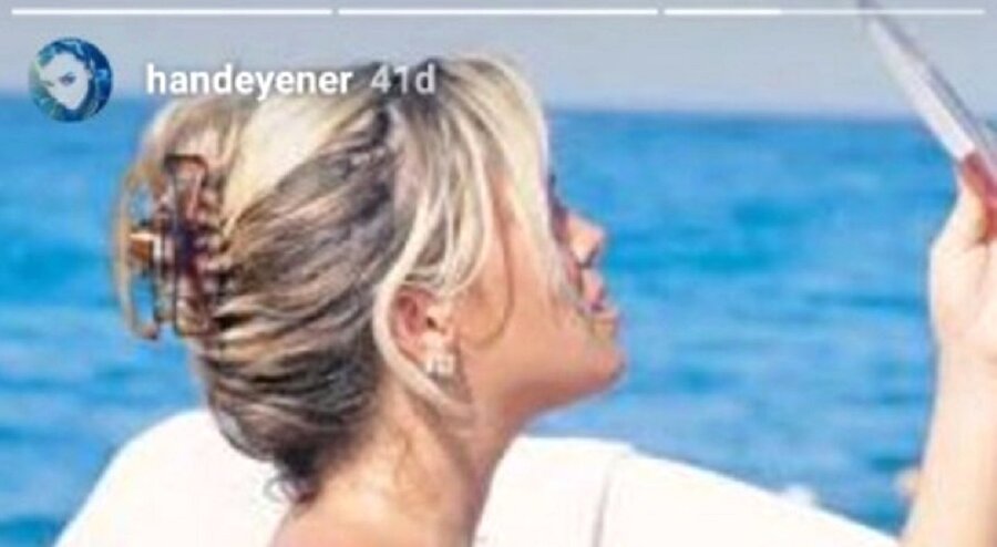 "Aa serenmetreye bakıyor"
Serengil'in hakkında yaptığı yoruma sinirlenen Hande Yener sosyal medya hesabından Seren Serengil'in üstsüz bir fotoğrafını paylaşarak "Aa serenmetreye bakıyor, yine göremiyor" notunu ekledi.