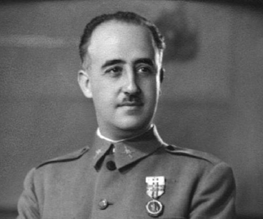Krallığın yıkılmasıyla hükümete gelen anti militarist yönetim, Franco’yu kızağa çekti. 

                                    
                                    
                                
                                