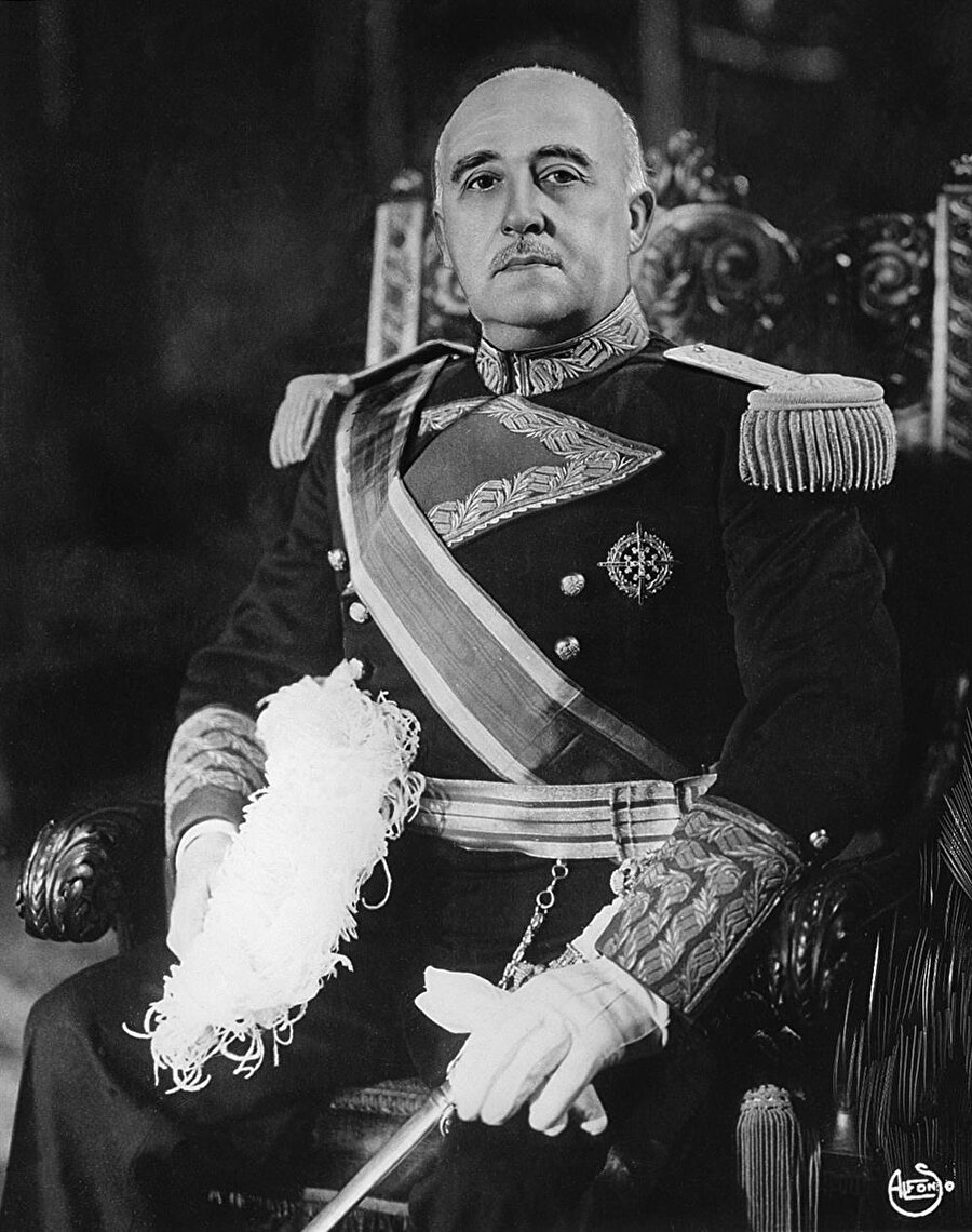 İki yıl sonra milliyetçi cephe tekrar yönetime hakim oldu ve Franco Genelkurmay Başkanı olarak atandı.

                                    
                                    
                                
                                