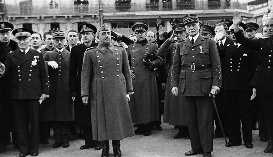 Franco durmadı, düşüncelerinden vazgeçmedi. Yeni yönetimi düşürmek için hareket geçti ve kısa sürede orduya hakim oldu.

                                    
                                    
                                
                                