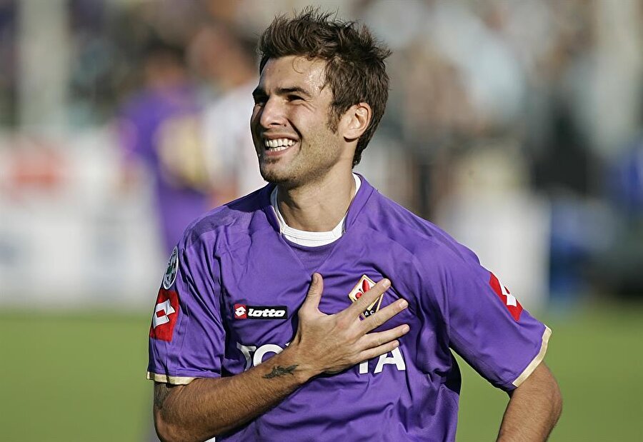 Adrian Mutu
Yeteneklerini kötü alışkanlığıyla yerle bir eden en önemli isim hiç kuşkusuz Adrian Mutu'dur. Romanyalı futbolcu defalarca uyuşturucu kullandığı için ceza aldı. Mutu, son olarak Romanya 2. Ligi ekibi Asa Tirgu Mures'te forma giydi. Yeteneğini doğru kullanmayı bir türlü beceremeyen Mutu, Temmuz 2016'da emekliye ayrıldı.
