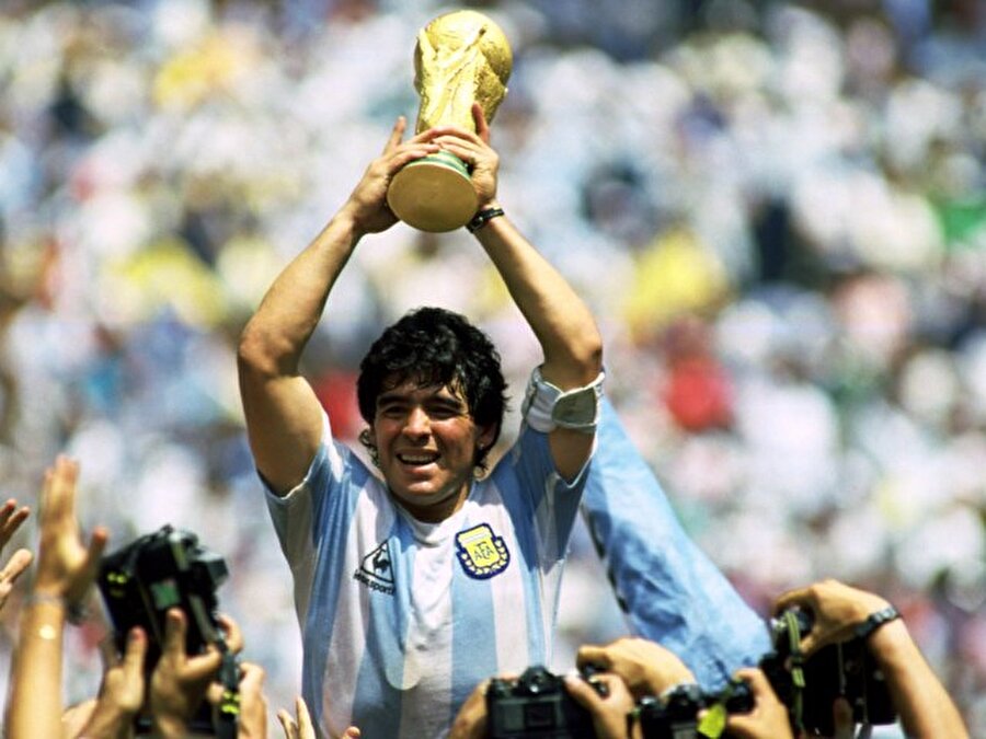 Diego Armando Maradona
Bir futbolcu kariyerini nasıl tehlikeye atarın en iyi örneği hiç kuşkusuz Diego Armando Maradona’dır. Defalarca uyuşturucu madde kullandığı için ceza alan Maradona bir türlü uslanmadı. Cezası nedeniyle Maradona 1994 Dünya Kupası’nda üç maç kaçırdı.