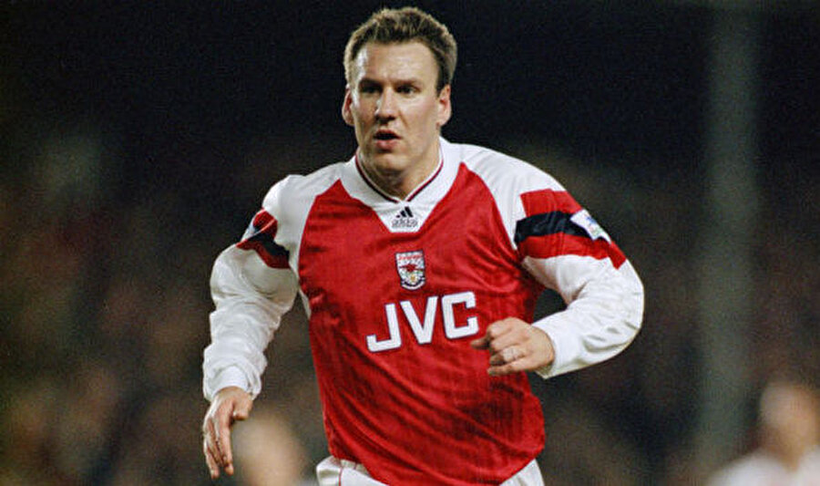 Paul Merson

                                    Arsenal'in başarılı orta saha oyuncularından Paul Merson, 1994 yılında uyuşturucu madde kullandığını ve kumar oynadığını itiraf etti. Merson, itirafının ardından 1 yıl sahalardan uzak kaldı. Merson son olarak 2011'de bir trafik kazası geçirdi ve ünlü futbol adamının kanında uyuşturucu madde tespit edildi.
                                