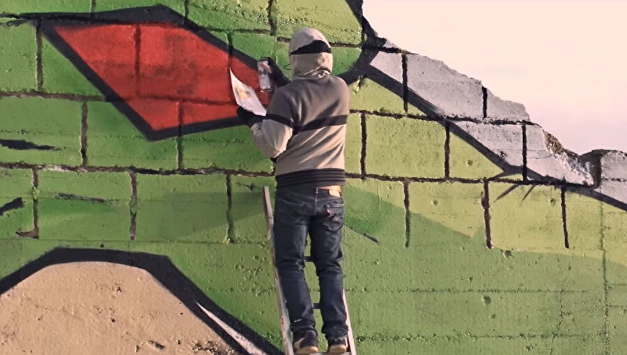 Fransız sokak sanatçıları kayayı Dragon Ball'dan Shenron'a benzetti

                                    
                                
