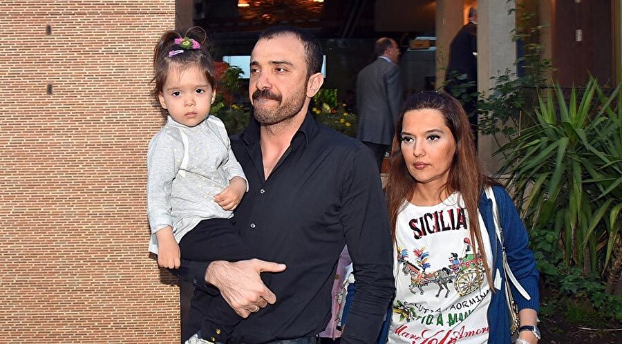 
                                    Yeşilköy’deki Aqua Florya’da yılbaşı alışverişi yapan Demet Akalın, Hira’ya 6 bin 725 TL’lik oyuncak aldığı iddia edildi..
                                