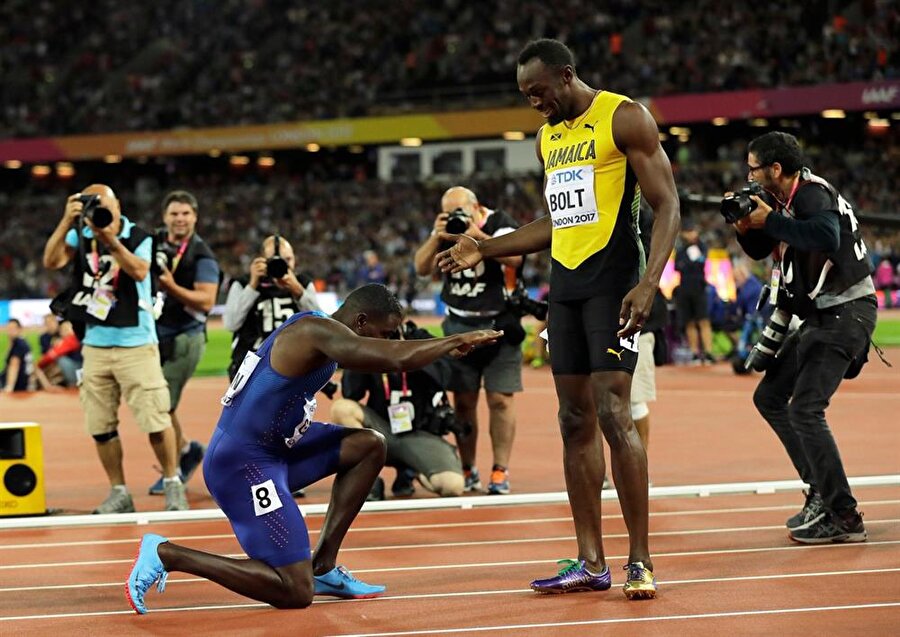 
                                    Usain Bolt, kariyerinin son 100 metre yarışında ilk ve son kez geçildi. Yıllardır gölgesinde kalan Gatlin, bu büyük zaferini çılgınlar gibi kutlamak yerine spor tarihinin en ikonik fotoğraflarından birini verdi. Gelmiş geçmiş en iyi spor karelerinden biri olabilir.
                                
