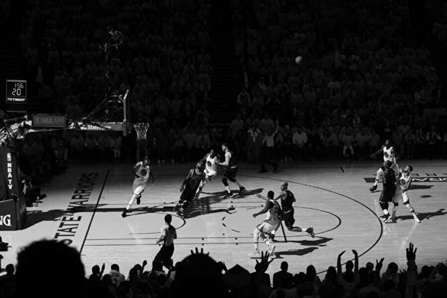 
                                    Golden State Warriors’ın Cleveland Cavaliers’a karşı 4-1 üstünlüğüyle tamamlanan 2017 NBA Finalleri, bu yıl görsel anlamda da muhteşem anlara sahne oldu. Getty Images fotoğrafçısı Garrett Ellwood’un özel izinle kurduğu sistem ve flaş tekniği sayesinde çektiği bu kare de onlardan biriydi
                                