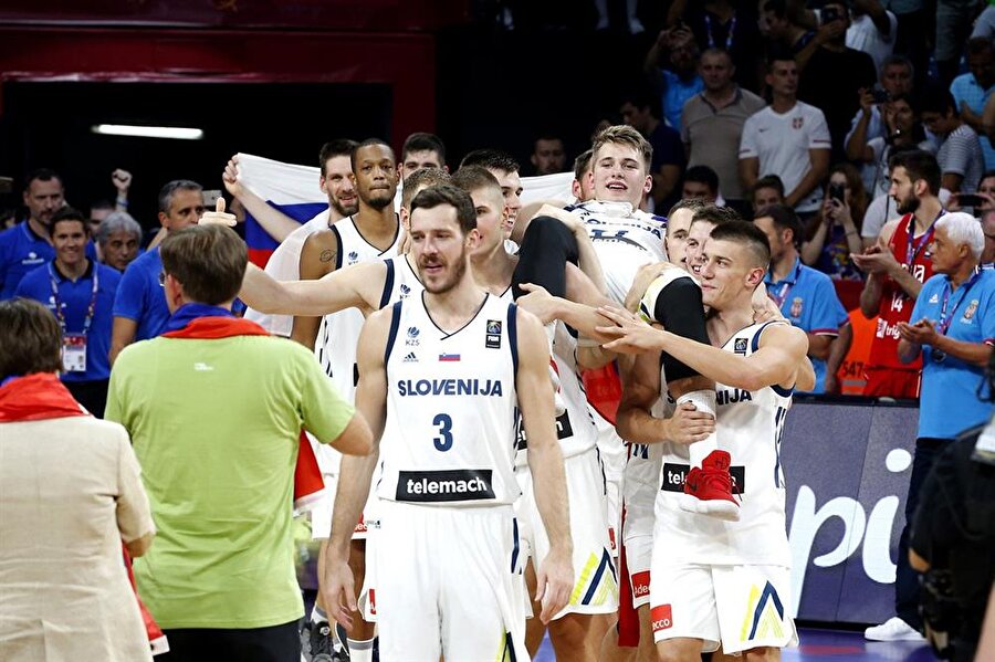 
                                    Avrupa basketbolunun en büyük yıldız adayı Luka Doncic, hak ettiği yerde; omuzlarda… Bu yıl içinde İstanbul’da düzenlenen Avrupa Basketbol Şampiyonası’nda zafere ulaşan Doncic, bu kupada aslan payına sahipti.
                                