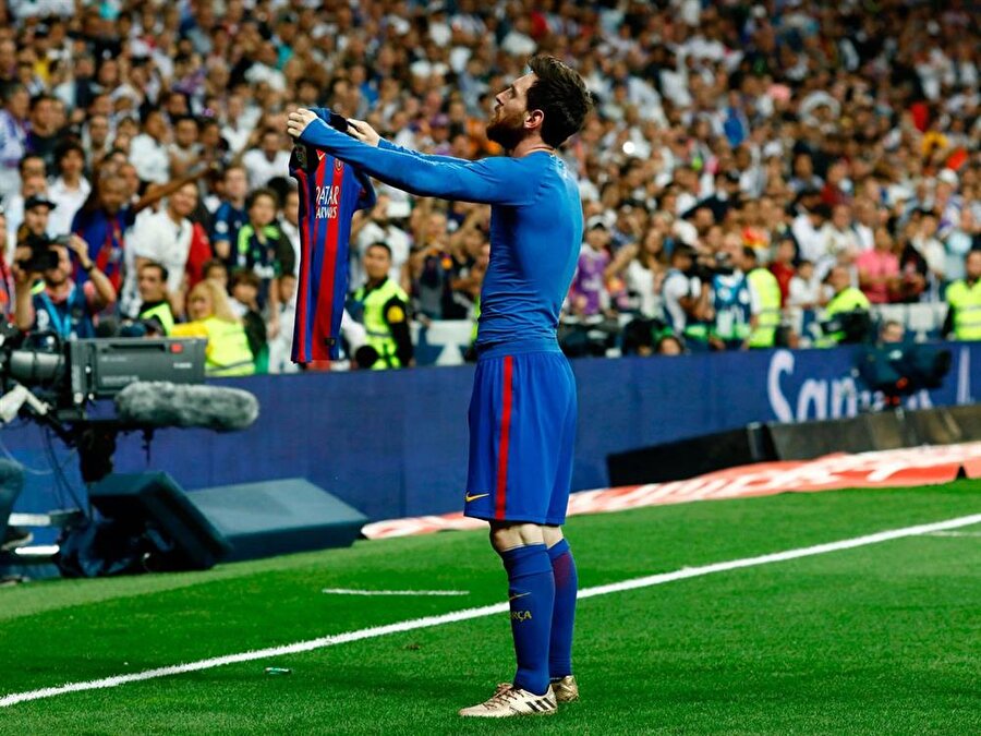 
                                    Lionel Messi, Barcelona’nın deplasmanda Real Madrid’i 3-2 yendiği maçta bir hayli hırpalanmış ve hatta Ramos’tan tekme dahi yemişti. Bu atmosferde, son dakikada galibiyeti getiren golü atınca Real Madrid tribünlerine böyle meydan okudu.
                                