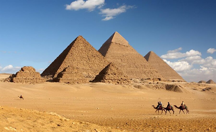Mısır piramitlerinin sırrı çözüldü!
Filologların çalışmaları sonucunda hazırladıkları rapora göre, Mısır piramitlerinin daha önce Türkiye'de kullanılan bir sisteme dayanılarak yapıldığı öğrenildi. Sistemin ismi kat karşılığı. Yıllar önce Mısır'a gelen uzaylılar, firavun Ramses'e "Emice siz tapulari edun, biz 6 ayda piramitleri yaparuk..." dediği anlaşıldı.