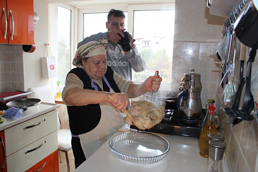 Engelli oğlu için 76 yaşında "YouTuber" oldu.