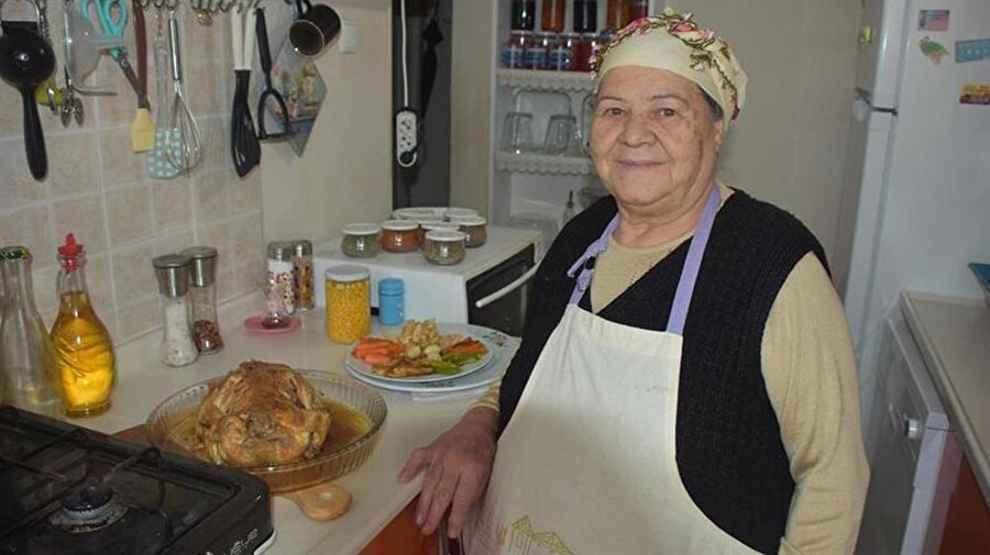 Her şey 'Oğlum' için..
Saniye Karataş'ın oğlu Süleyman Karataş ise bacağı kesildikten sonra iş arayışlarına girdiklerini ve aklına daha önce farklı örnekleri olan yemek tarifi çekip internete yükleme fikrinin geldiğini belirterek şunları söyledi: "Annem yemek yapmayı seviyordu. Bunları çekip yüklemeye başladık. İki, üç, dört video derken, annem gerek şivesiyle gerek yaptığı yemeklerin lezzetiyle bir anda ünlü oldu. Böyle olunca bu bize bir iş imkanı oldu.