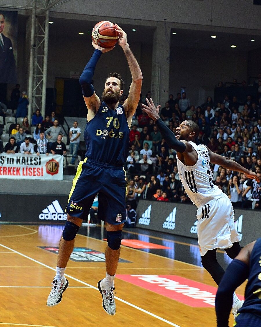 Potada yılın son derbisi Fenerbahçe Doğuş’un
Tahincioğlu Basketbol Süper Ligi’nin 13. haftasında Beşiktaş Sompo Japan evinde Fenerbahçe Doğuş’u ağırladı. 2017 yılının son derbisini sarı-lacivertli 76-71’lik skorla kazandı.