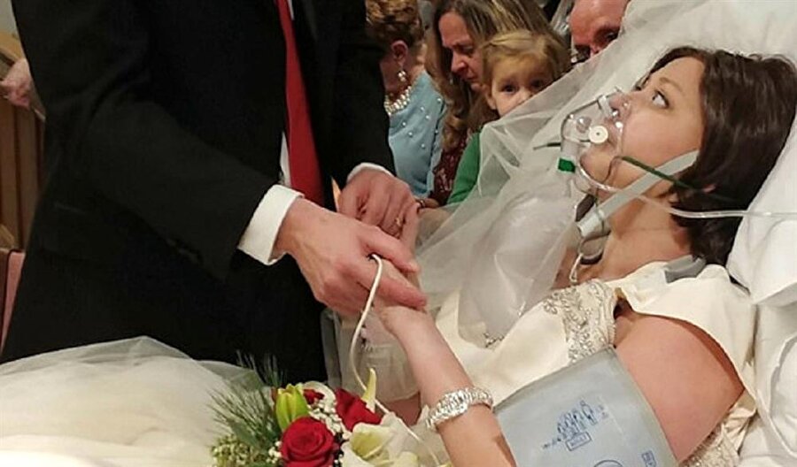 2015 yılında kız arkadaşı ile bir dans kursunda tanıştıklarını ve kız arkadaşının göğüs kanseri olduğunu öğrenene kadar çok mutlu olduklarını söyleyen David isimli genç adam, kız arkadaşını mutlu edecek tek şeyin evlenmek olduğunu düşündüğü için hastane yatağında böyle bir sürpriz yaptı.