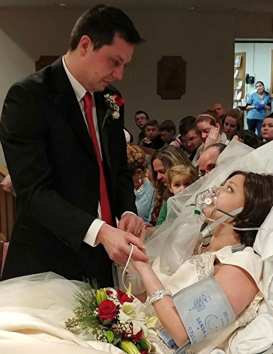 İki tarafın akrabalarının katıldığı düğün töreninde David gözyaşları içinde kız arkadaşı ile evlendi. Heather, düğünden 18 saat sonra hayata gözlerini yumdu.