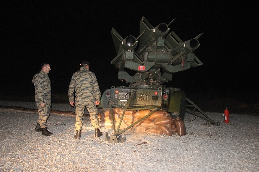 Hawk Bataryaları ilk kez görüntülendi

                                    
                                    
                                    Türk Hava Kuvvetleri'nin Hawk Batarya Komutanlığı birlikleri Suriye üzerinde uçan uçaklar, hava araçları ile İnsansız Hava Araçlarını (İHA) tespit ve gözetleme yaparak, 40 kilometreye kadar mesafedeki hava araçlarını anında yok etme yeteneğine sahip son teknolojik imkanları kullanan birlikler günün 24 saati görev yapıyor.
                                
                                
                                