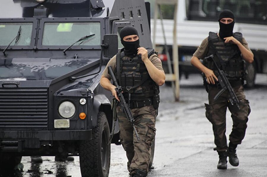 İstanbul polisi DEAŞ'a geçit vermedi
İstanbul polisi DEAŞ'a geçit vermedi İstanbul'da geçen yıl, terör örgütü DEAŞ'a yönelik gerçekleştirilen 58 operasyonda, bin 141'i yabancı uyruklu olan bin 447 kişi gözaltına alındı.