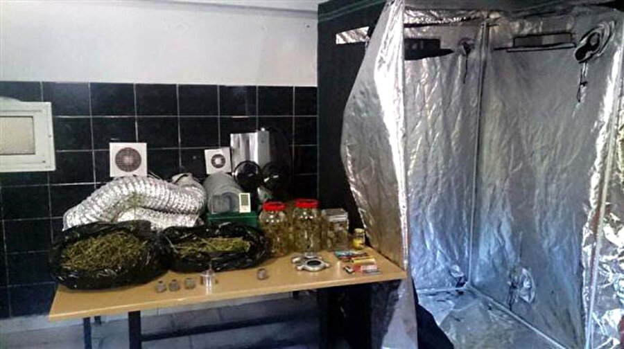 Evinde düzenek bulundu
Muğla'nın Marmaris ilçesindeki evinde uyuşturucu düzenekleri bulunan ünlü oyuncu Selim Erdoğan, 11 yıl 8 ay hapis cezasına çarptırıldı.