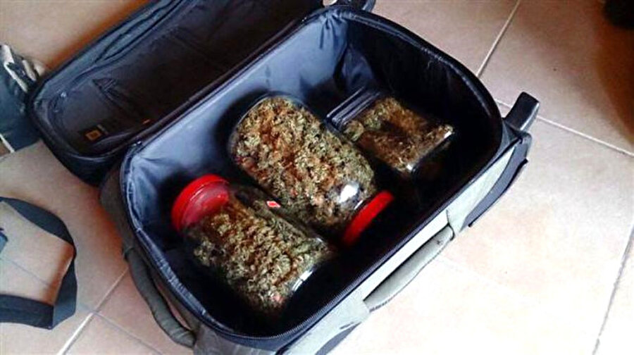 11 yıl 8 ay ceza!
Jandarma tarafından gözaltına alınan dizi ve sinema oyuncusu Selim Erdoğan, çıkarıldığı mahkeme tarafından tutuklanmıştı. Muğla 1. Ağır Ceza Mahkemesinde devam eden dava sonuçlandı ve Erdoğan 11 yıl 8 ay hapis cezasına çarptırıldı.