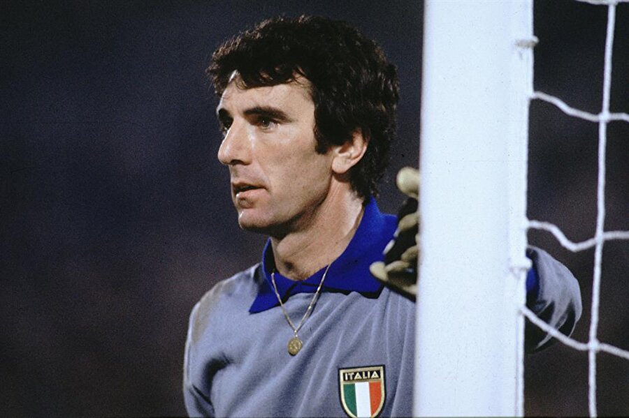 Dino Zoff’u Dino Zoff yapan; Muazzam kalecilik yeteneklerinin yanı sıra, büyük bir lider olmasıydı. Tüm sahaya hükmeden efsane kaleci, yıllarca Juventus takımına ve Mili takıma kaptanlık yaptı. Kariyeri boyunca parmağı hep havada olan Zoff, tüm takım arkadaşlarının “abi ve baba” olarak gördüğü bir efsaneydi.
