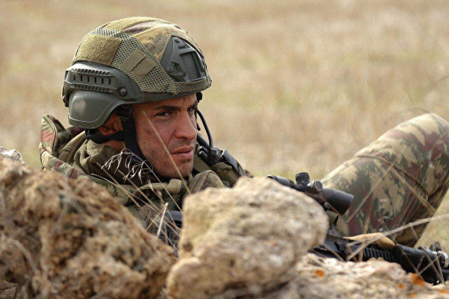 Doğu'da çekilmek istendi!
Dizinin çok sayıda sahnesi dağlık arazide çekiliyor. Konunun en iyi şekilde işlenmesi için dizi Doğu Anadolu Bölgesi'nde çekilmek istense de, bölgenin olumsuz hava şartlarından dolayı dizi farklı şehirlerde çekiliyor.