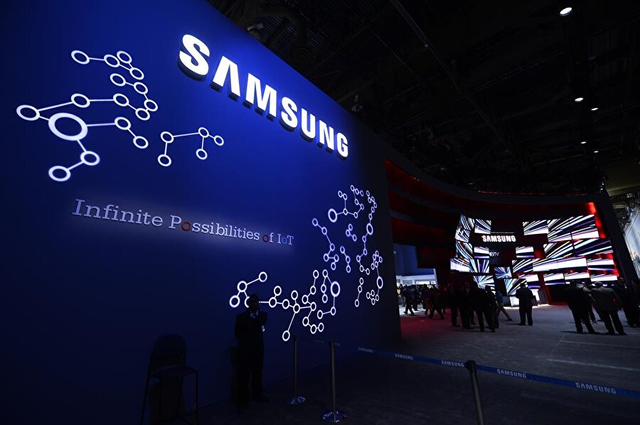 Teknoloji devi Samsung 2018 yılı hedeflerini açıkladı

                                    
                                    Samsung, 2018 yılı özelinde belirlediği hedeflerinde 320 milyon telefon satışını hedefliyor. Akıllı telefonun yanı sıra 30 milyon cep telefonu, 20 milyon tablet ve 6 milyon giyilebilir ürün satış hedefi de listeye eklenmiş durumda. Apple’ın yılda 230 milyon civarında, Huawei’nin ise 150 milyon seviyelerinde akıllı telefon satışı yaptığı bilinirken Samsung’un kendi seviyesini koruma amacı liderliğini sürdürmek konusunda da yardımcı olacak.
                                
                                