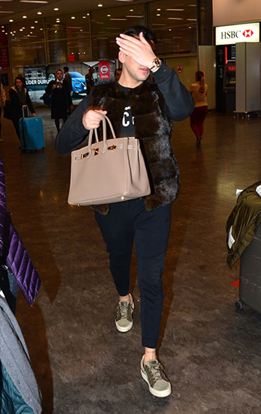 "Çok kötü görünüyorum"
Eliyle yüzünü gizleyen Kerimcan Durmaz, "Bu halde çekmeyin, çok kötü görünüyorum" diye bağırdı.