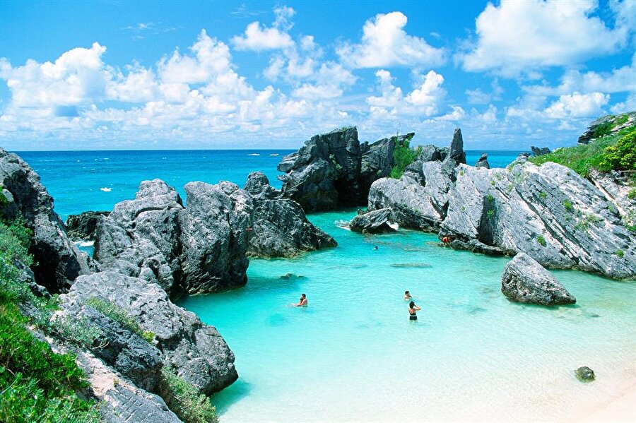 Bermuda

                                    
                                    
                                    Tam adıyla Bermuda Adaları, Atlas Okyanusu'nda, ABD'nin doğu ve Karayipler'in kuzey açıklarında bir takım adadır. İngiltere'nin denizaşırı topraklarından biri olan bölgenin nüfus sayısı 65,331.
                                
                                
                                