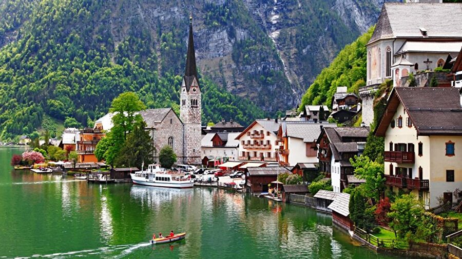 İsviçre

                                    
                                    
                                    Resmi adıyla İsviçre Konfederasyonu, federal otoritelerin merkezi Bern ile birlikte 26 kantondan oluşan federal bir cumhuriyettir. Dünyanın en pahalı ülkelerinden olan İsviçre'nin nüfusu, 8,372 milyon.
                                
                                
                                