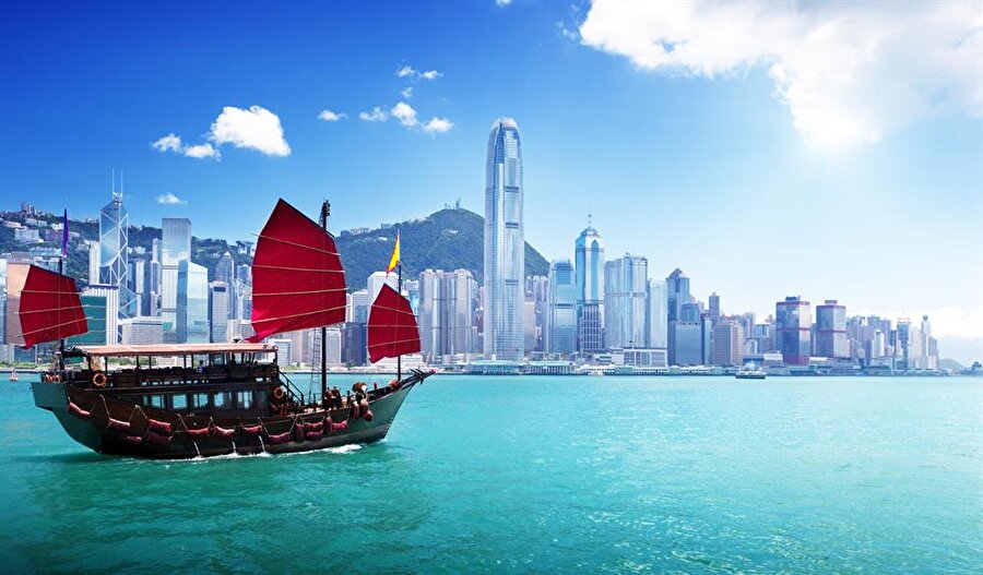 Hong Kong

                                    
                                    
                                    Hong Kong Çin'in güney kıyısında bulunan, 1 Temmuz 1997 tarihine kadar Britanya Krallığına bağlı sömürge ve adalar grubuyken; bu tarihten itibaren Çin Halk Cumhuriyeti'ne bağlı özel yönetim bölgesi olmuştur. 
                                
                                
                                