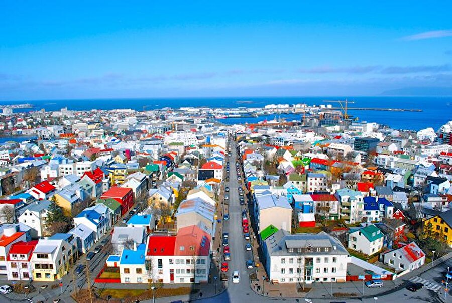 İzlanda

                                    
                                    
                                    Atlas Okyanusu'nun kuzeyinde Grönland'ın güneydoğusu ile İskandinavya ve Britanya Adası'nın kuzeybatısında yer alan bir ada ve Avrupa ülkesidir. İzlanda'nın nüfusu 334.252.
                                
                                
                                