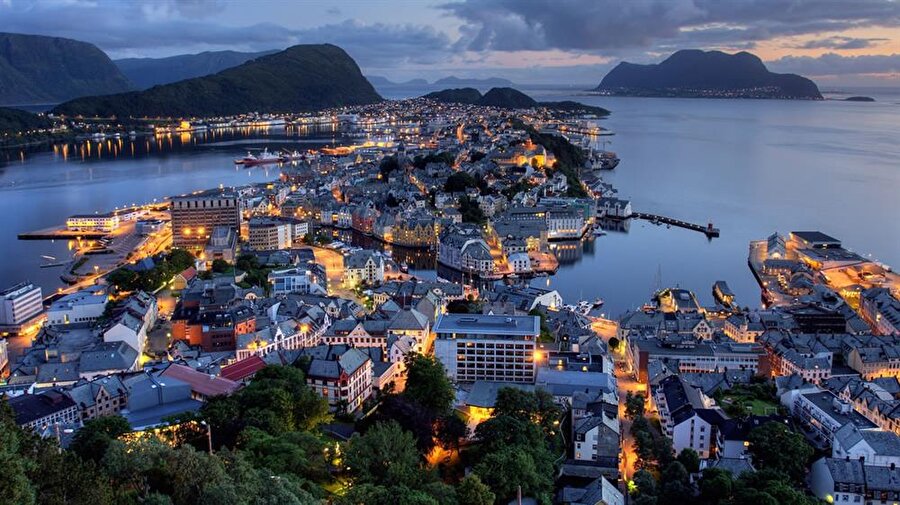 Norveç

                                    
                                    
                                    Resmi adıyla Norveç Krallığı, Kuzey Avrupa'da bulunan İskandinav Yarımadası'nın batısında bir ülkedir. Finlandiya, İsveç ve Rusya Federasyonu ile komşu olan ülkenin batıda Atlas Okyanusu'nun bir kolu olan Norveç Denizi'ne kıyısı vardır. Nüfusu 5,233 milyon.
                                
                                
                                