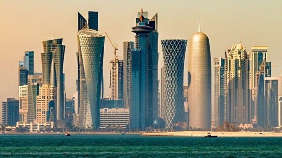 Katar

                                    
                                    
                                    Resmi adıyla Katar Devleti, Arap Yarımadası'nın doğusunda bulunan bir Basra Körfezi ülkesidir. Tek kara sınır komşusu Suudi Arabistan olup diğer tarafları Basra Körfezi ile çevrili olan ülke nüfusu 2,57 milyondur.
                                
                                
                                