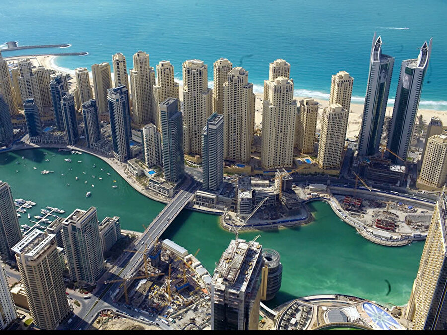 Birleşik Arap Emirlikleri 

                                    
                                    
                                    Birleşik Arap Emirlikleri veya kısa kullanımıyla BAE, Orta Doğu'da Arap Yarımadası'nın güneydoğusunda bulunan, Umman ve Suudi Arabistan'la komşu olan ülkedir. Ülke nüfusu 9,27 milyon.
                                
                                
                                