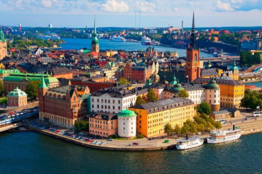 Danimarka

                                    
                                    
                                    Danimarka Krallığı ya da kısaca Danimarka, Kuzey Avrupa'da İskandinavya'da başkenti Kopenhag'tır. Danimarka anayasal bir monarşi olup, devlet başkanı 2. Margrethe'dır. Ülke nüfusu 5,731 milyondur. 
                                
                                
                                