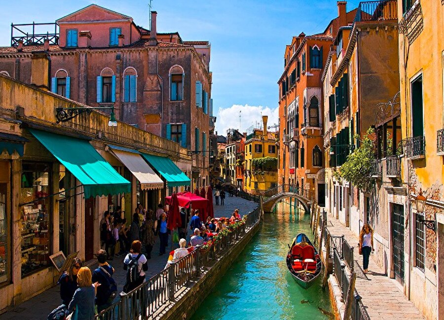İtalya

                                    
                                    
                                    İtalya Cumhuriyeti, Güney Avrupa'da büyük ölçüde İtalya Yarımadası üzerinde yer alan bir ülkedir. Akdeniz'in en büyük iki adası Sicilya ve Sardinya da İtalyan topraklarıdır. Dünyanın en pahalı ülkelerinden olan İtalya'nın nüfusu, 60,6 milyondur.
                                
                                
                                