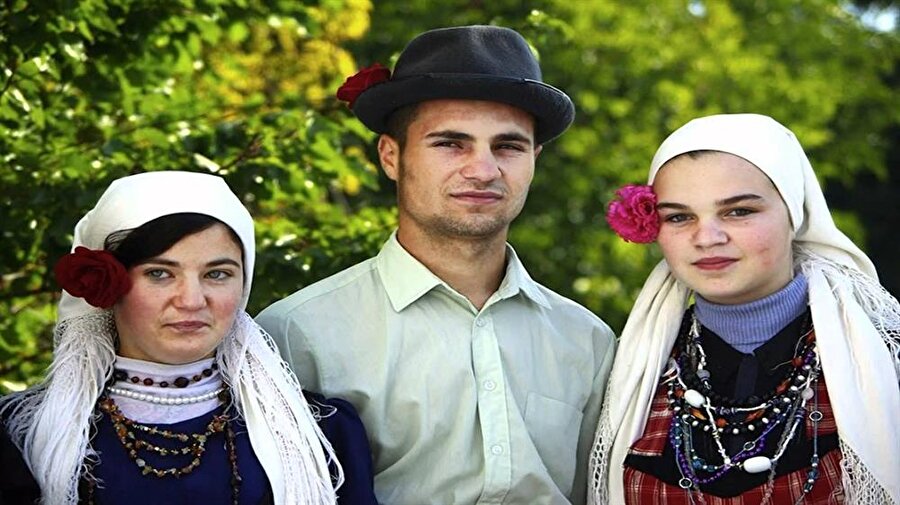
                                    
                                    
                                    
                                    
                                    
                                    
                                    
                                    Moldova sınırları içerisinde ‘Gagavuz Yeri Özerk Cumhuriyeti’ adıyla varlıklarını sürdüren Gagavuzların gelenek ve göreneklerinde bazı farklılıklar bulunsa da  Anadolu Türk kültürü ve geleneklerine çok benzerlikler de oldukça fazladır.
                                
                                
                                
                                
                                
                                
                                
                                