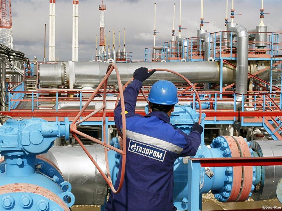 Gazprom'dan Türkiye'ye rekor doğalgaz ihracatı
Rus enerji şirketi Gazprom'un, geçen yıl Türkiye'ye 29 milyar metreküp doğalgaz ihraç ederek rekor kırdığı bildirildi. Şirketin İcra Komitesi Başkanı Aleksey Miller gazetecilere yaptığı açıklamada, TürkAkım doğalgaz projesinde iki hattın 700 kilometrelik bölümünün inşatının tamamlandığı projenin deniz kısmına yönelik inşaatta yüzde 38'lik kısmının bittiği belirtildi.
